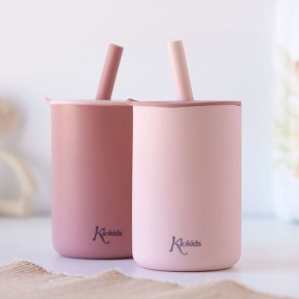 Kiokids 2 bicchieri in silicone rosa con cannuccia