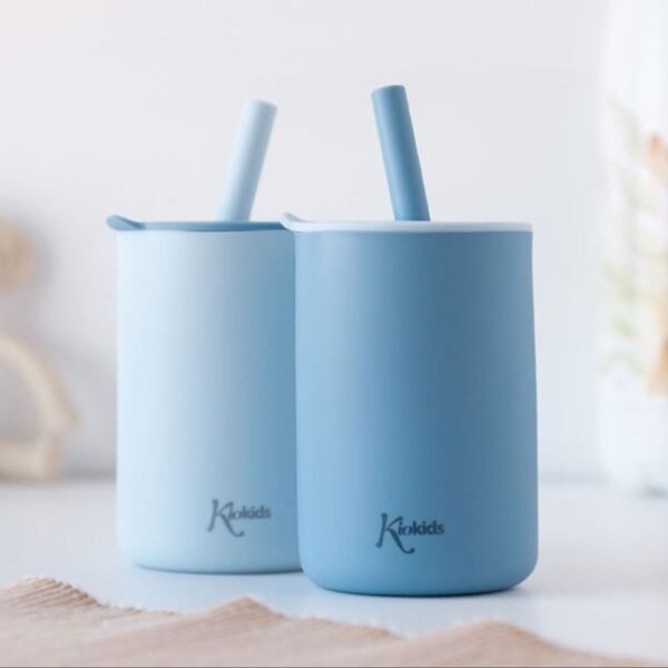 Kiokids 2 bicchieri in silicone blu con cannuccia