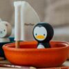 Plan toys barca a vela con pinguino 12m+